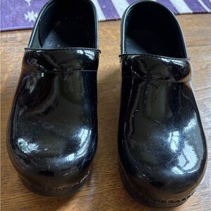 Dansko Black Patten Leather Clog Shoes Classic Slip-On Design